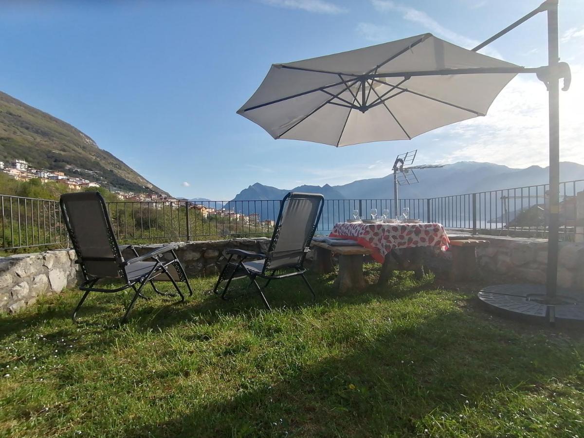 Appartement Casa Sasso à Tavernola Bergamasca Extérieur photo